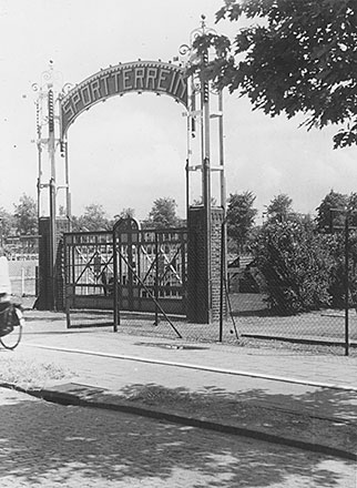 de toegangspoort van de Quickvelden aan de Hazenkampseweg.