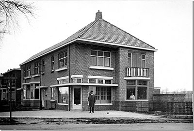aannemer M. Kropman bij de oplevering van het blok van drie huizen in 1927