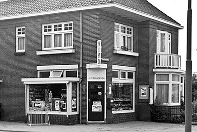 de Vivo op de hoek en Verhoeven op de Dobbelmannweg in het karretje waarmee hij de boodschappen bezorgde bij de klanten