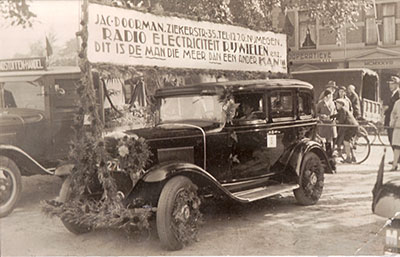 de etalage en een reclameauto van Doorman