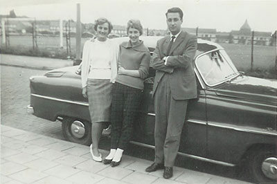 voor het huis van de familie Van der Veen