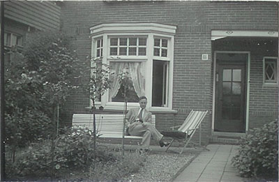 Adri's vader in zijn voortuin is uit 1936