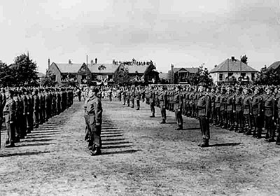 2 juni 1945 inspecteert prinses Juliana het Kensington Regiment