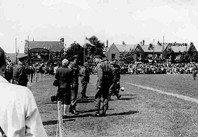 2 juni 1945 inspecteert prinses Juliana het Kensington Regiment